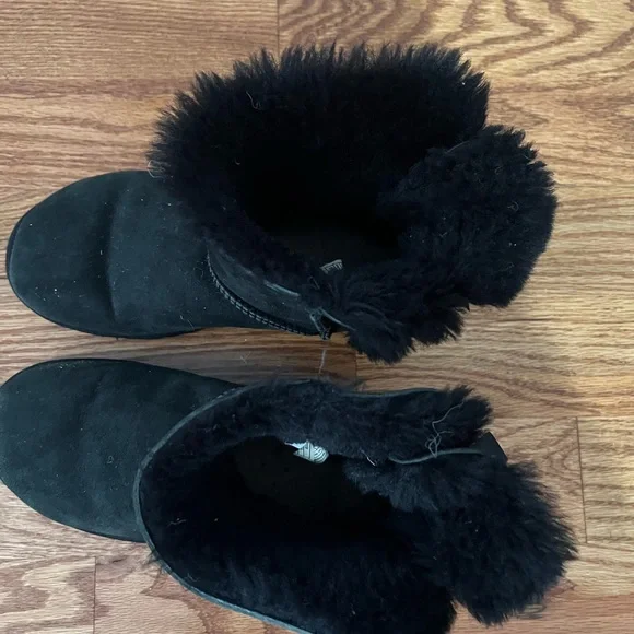 Used UGGS - Picture 3 of 5